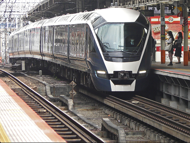 JR East's premium ist class tourist train the "Saphir Odoriko" will take you to Izu