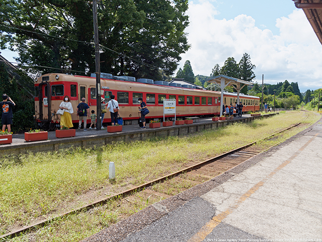 Isumi Tetsudo KiHa28 & KiHa52 on Isumi tourist train "Boso" Both trains are ex JNR / JR West.