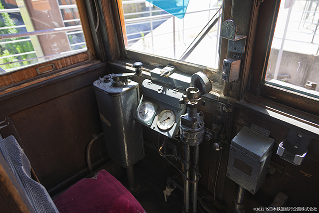 Bataden Preserved DeHaNi50 series at Taisha Mae Station (Drivers controls)
