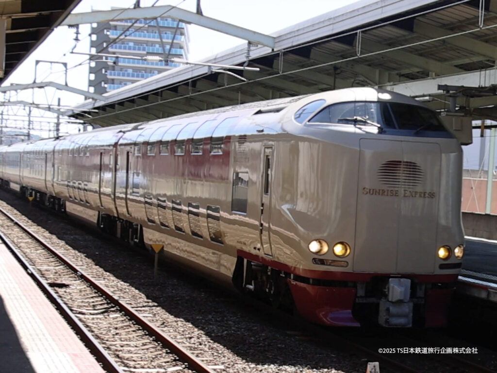 Sunrise Express Sleeper Train (285 series) arriving at Matsue